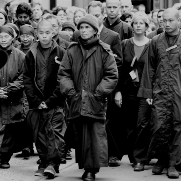 Thích Nhất Hạnh beschreibt philosophische Aspekte des Buddhismus, betont aber, dass letztlich nur eine kontinuierliche meditative Praxis zu wirklicher spiritueller Reife führen wird. Eine unverzichtbare Stütze in der Praxis sei die Sangha (Gruppe, Mitmenschen, spirituelle Wegbegleitende) Wikipedia 23.01.22